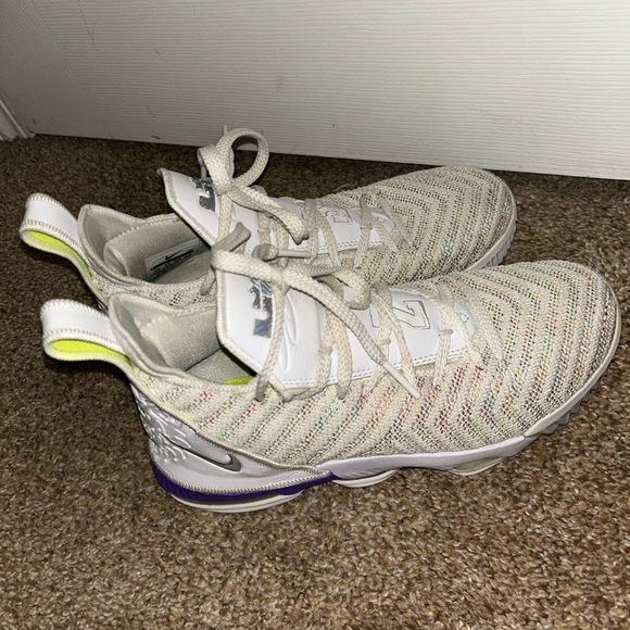 LeBron 16 basketball shoes - Picture 2 of 5